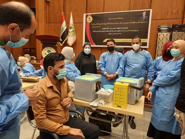 دائرة الصحة العامة في وزارة الصحة والبيئة تنفذ حملة تلقيحية للتلقيح بلقاح كوفيد-19 في مؤسسة الشهداء.