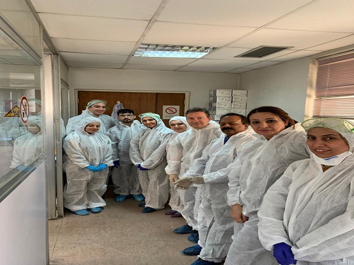 فريق من خبراء منظمة الصحة العالمية يشيد بأداء العاملين في مختبر الصحة العامة المركزي في تشخيص فيروس كورونا المستجد